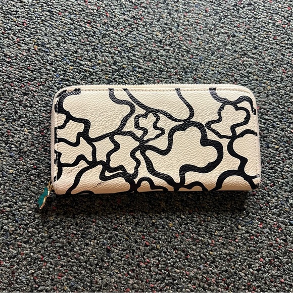 Black & White Cream Swirl Circle Blob Pattern Design Clutch Wallet Accessory - Picture 3 of 16